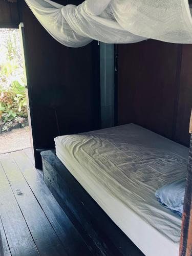 ein Schlafzimmer mit einem Etagenbett mit Baldachin in der Unterkunft Silver cliff room 1 in Than Sadet Beach