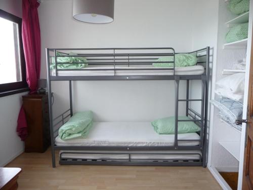 Katil dua tingkat atau katil-katil dua tingkat dalam bilik di Appartement Les Adrets-Prapoutel, 2 pièces, 5 personnes - FR-1-771-14