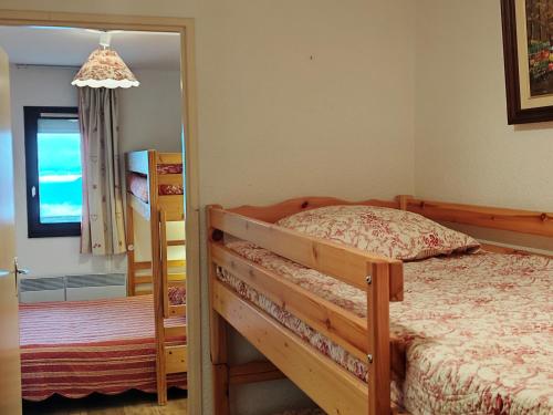 - une chambre avec 2 lits superposés et un miroir dans l'établissement Appartement familial proche pistes et école de ski - FR-1-771-35, à Les Adrets