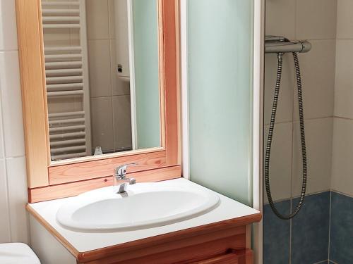 une salle de bain avec un lavabo et une douche dans l'établissement Appartement familial proche pistes et école de ski - FR-1-771-35, à Les Adrets