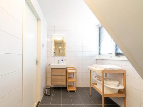een badkamer met een wastafel en een toilet bij Modern holiday home in Scherpenisse with garden in Scherpenisse