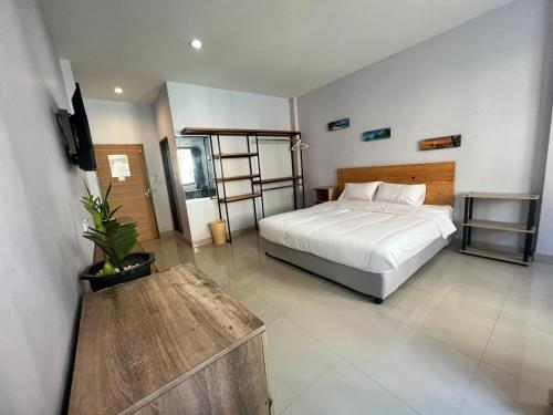una camera con un letto e un tavolo di Lo Sfizio a Patong Beach