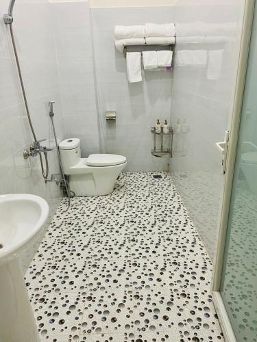 Hotel Mai Hoa في باو لوك: حمام مع مرحاض ومغسلة