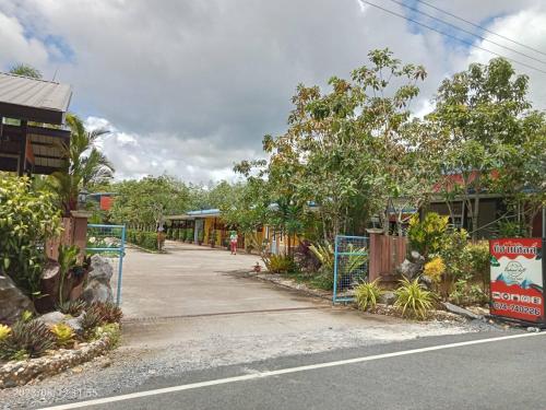 an empty street in a town with trees and buildings at บีฮายฮิลล์ รีสอร์ต in Ban Khlong Kua