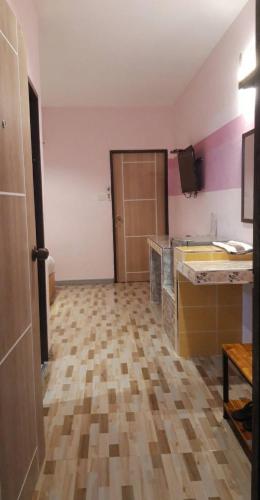 a room with a kitchen with a wooden floor at บีฮายฮิลล์ รีสอร์ต in Ban Khlong Kua