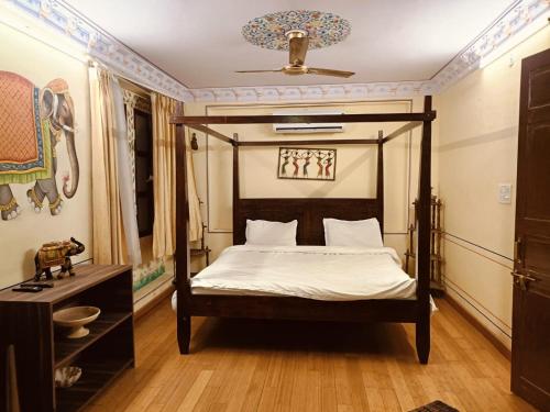 - une chambre avec un lit à baldaquin dans l'établissement Hotel Khandaka mahal, à Jaipur