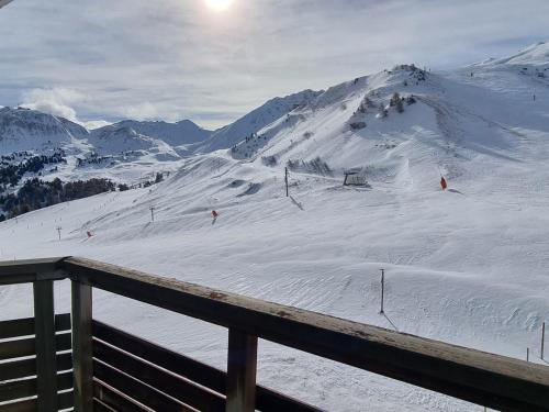 Photo de la galerie de l'établissement Studio au pied des pistes avec grand balcon et cuisine équipée - FR-1-181-2731, à Aime La Plagne