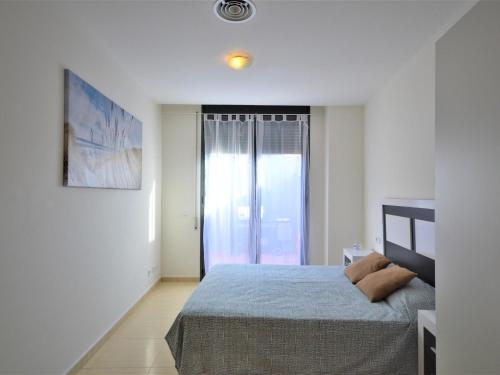 1 dormitorio con 1 cama y puerta corredera de cristal en Apartamento Sant Pere Pescador, 3 dormitorios, 6 personas - ES-89-122, en Sant Pere Pescador