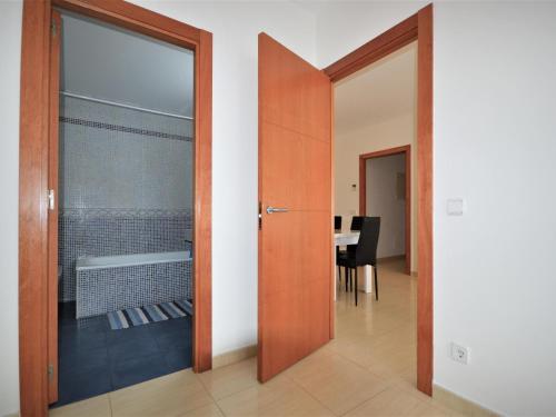 una puerta que conduce a una habitación con una mesa en Apartamento Sant Pere Pescador, 3 dormitorios, 6 personas - ES-89-122, en Sant Pere Pescador
