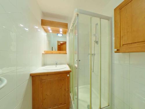 uma casa de banho com um chuveiro e um lavatório. em Appartement Les Saisies, 2 pièces, 4 personnes - FR-1-594-320 em Hauteluce
