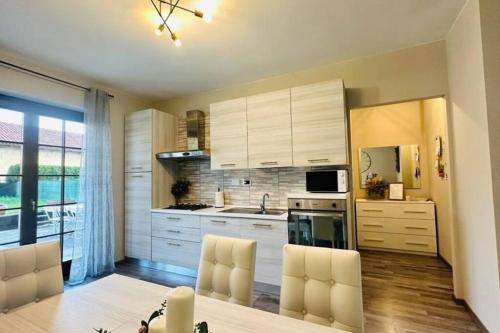 eine Küche mit weißen Schränken und weißen Geräten in der Unterkunft Cozy apartment with mountain view in Piossasco