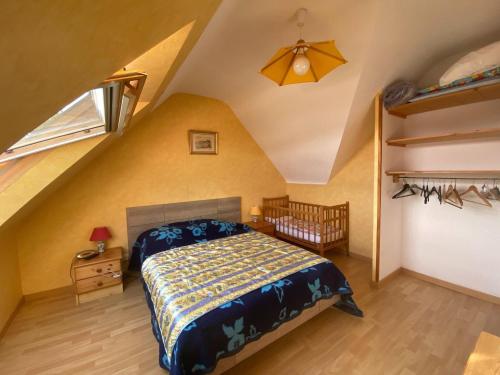 um quarto com uma cama num sótão em Pretty Holiday Home, Treffiagat em Tréffiagat