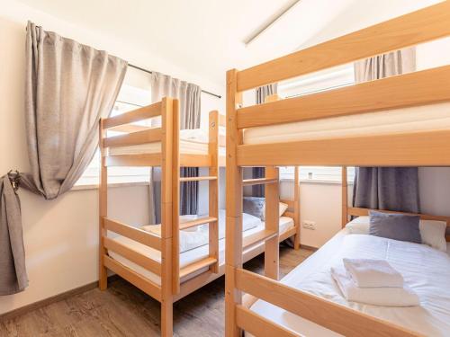 Tempat tidur susun dalam kamar di Chalet Arber in St Englmar with its own HotTube