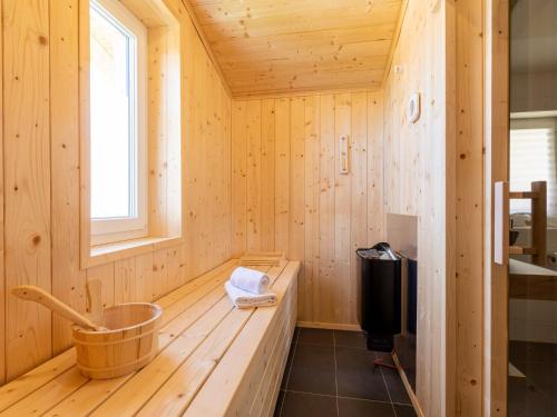 sauna in legno con vasca e finestra di Chalet Arber in St Englmar with its own HotTube a Sankt Englmar
