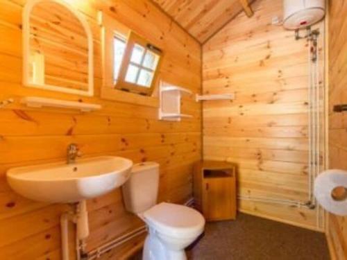 een badkamer met een wit toilet en een wastafel bij Cozy holiday cottages close to the beach, azy in Łazy