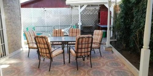 een tafel en stoelen op een patio bij Casa los Alerces , Algarrobo in Algarrobo