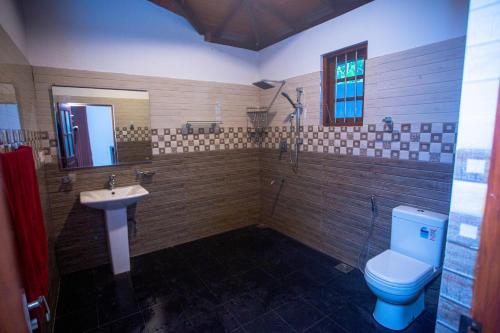 een badkamer met een toilet en een wastafel bij Relax Villa In Koggala in Habaraduwa Central