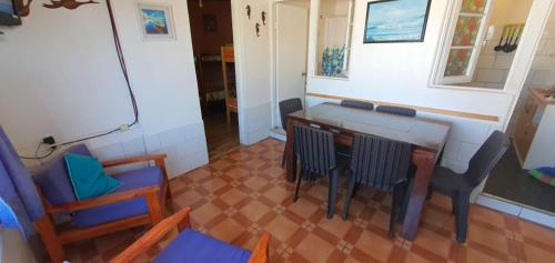 comedor con mesa y sillas en Cabaña Quintero, en Quintero