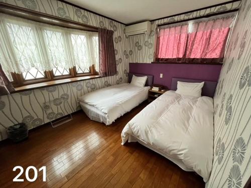 sypialnia z 2 łóżkami i 2 oknami w obiekcie 冠京ホテル w Tokio