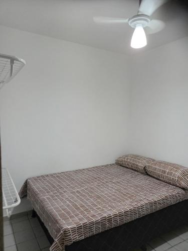 Apartamento no terreo في ناتال: سرير في غرفة بها مروحة سقف
