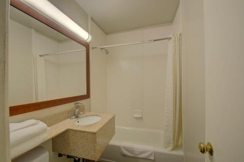 Bathroom sa Budget Inn Falls Church