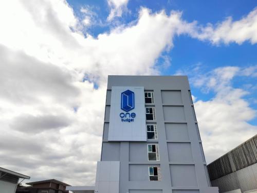 un edificio con un cartello sul lato di วัน บัดเจท เชียงราย พหลโยธิน One Budget Hotel Chiangrai Phahonyothin a Ban Pa Kluai