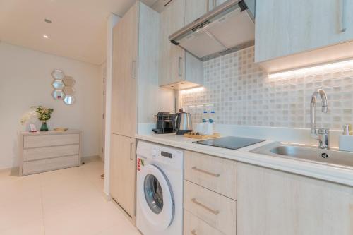 Kuchyň nebo kuchyňský kout v ubytování Studio with private beach access at Palm Jumeirah