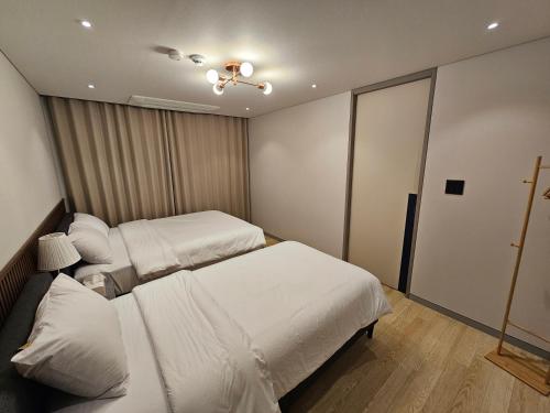sypialnia z 2 łóżkami i sufitem w obiekcie Miracle Suite house 201 pool villa w mieście Inczon