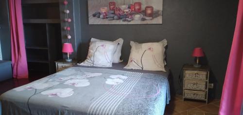 a bedroom with a bed with flowers on it at Villa Baies Roses in Saint-Leu