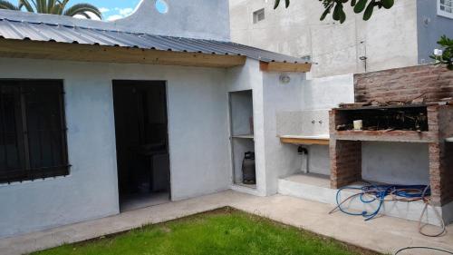 einen Außenblick auf ein Haus mit einer Terrasse in der Unterkunft El Esparragal Santa Clara del Mar in Santa Clara del Mar