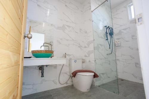 W łazience znajduje się toaleta, umywalka i prysznic. w obiekcie MOODs Boutique Hotel w mieście Ban Phayom