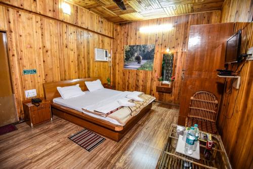 TV a/nebo společenská místnost v ubytování Aranya Jungle Resorts