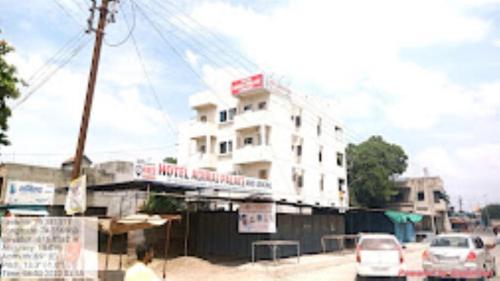 un edificio blanco con un tren encima en HOTEL ADIRAJ PALACE AND LODGING, Shani Shingnapur, en Sonai