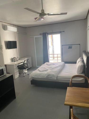 Llit o llits en una habitació de Batman guesthouse