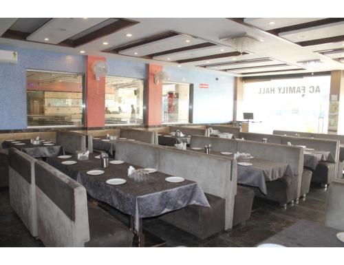 Restaurant o un lloc per menjar a Hotel Narmada, Kevadia, Narmada