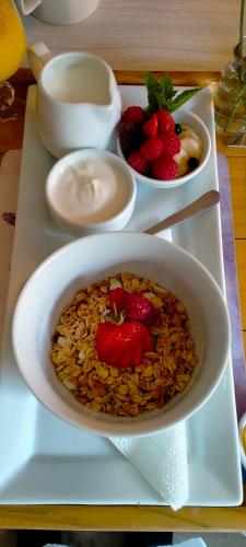 een witte plaat met een schaal noten en aardbeien bij Queensberry Inn in Queensberry