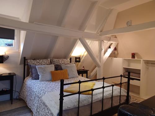 1 dormitorio con 1 cama en el ático en Le Nid de Birsa, 3 étoiles, hébergement de très bon confort, en Boersch