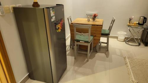 una cucina con un piccolo tavolo e un frigorifero di شقة فاخرة VIP حي الوادي a Riyad