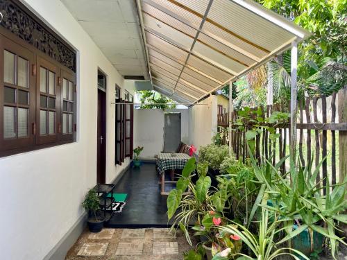 Mirissa şehrindeki Sun & Tree HomeStay (With Green Nature View) tesisine ait fotoğraf galerisinden bir görsel
