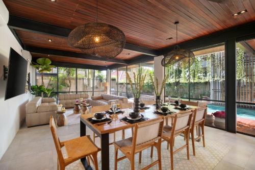 Swimmingpoolen hos eller tæt på The NEW Canggu Life Style for Large Groups at Prime Location Fresh Posh LUXXE