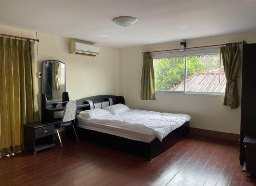 En eller flere senger på et rom på Cozy Home With Lake View at Kathu PHUKET