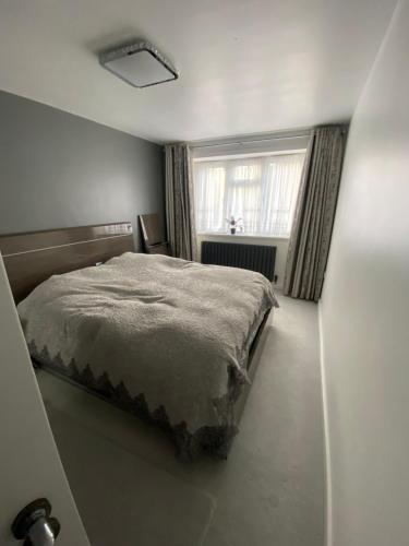 1 dormitorio con cama y ventana en Navarre peace place, en Londres