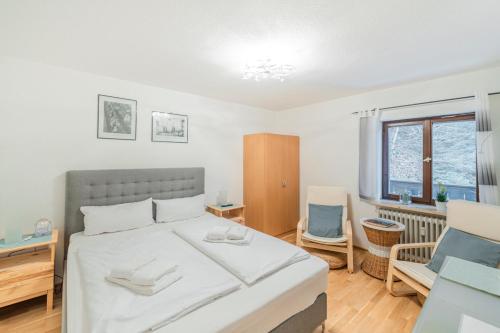 - une chambre avec un lit, un bureau et une fenêtre dans l'établissement Apartment Entspannung - mitten im Ski- und Wandergebiet Spitzingsee, à Schliersee