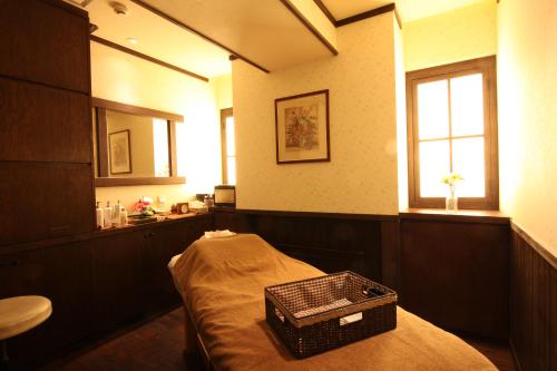 a room with a bed with a basket on it at La Vista Daisetsuzan in Higashikawa