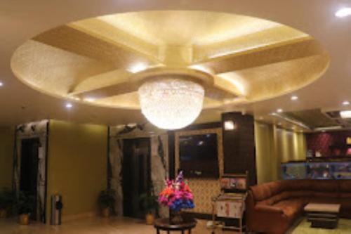 sala de estar con ventilador de techo y sofá en The Grand Empire Best 4 Star Luxury Hotel in Patna, en Patna