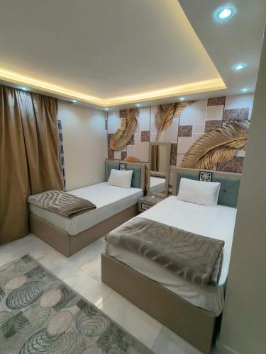 a room with two beds in a room at wow super lux apartment near to Nile شقة سوبر لوكس جديدة جامعة الدول العربية المهندسين in Cairo
