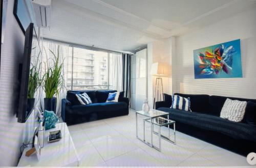 un salon avec deux canapés et une télévision dans l'établissement 45 Croisette, à Cannes