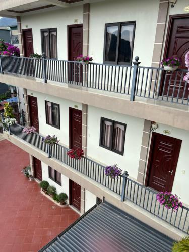 an external view of a building with balconies and flowers at Nhà Nghỉ Ngọc Long in Mộc Châu
