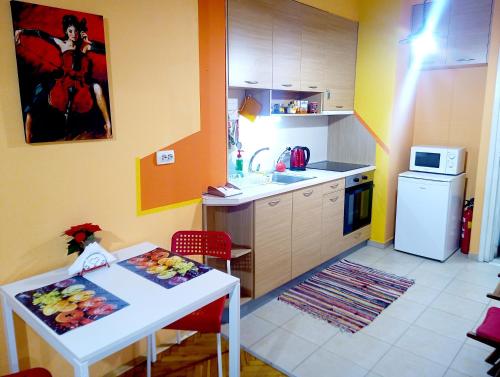 uma pequena cozinha com uma mesa branca e um lavatório em "Maria Luisa" - Top center apartment em Sófia