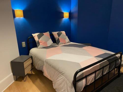 - une chambre dotée d'un lit avec un mur bleu dans l'établissement Appartement 3 pièces avec garage, à Moulins